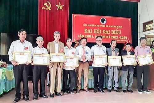 Người cao tuổi xã Phong Bình sống vui, sống khỏe, sống có ích