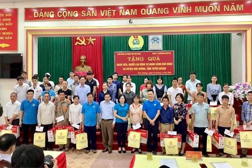 Tặng 50 suất quà cho công nhân lao động có hoàn cảnh khó khăn huyện Sơn Dương