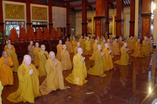Chư Tăng bố-tát chung tại Việt Nam Quốc Tự