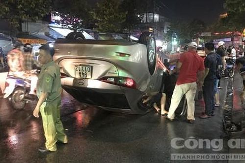 Ô tô lật ngửa trong cơn mưa, nhiều người thoát chết