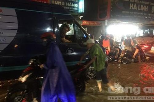 Mưa lớn khiến khu vực cổng 11 và QL51, TP.Biên Hòa ngập nặng