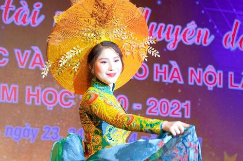 Nữ giáo viên Hà Nội xinh đẹp trổ tài múa hát như nghệ sĩ chuyên nghiệp