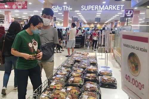 Người dân có ý thức đeo khẩu trang hơn tại các trung tâm thương mại, điểm vui chơi