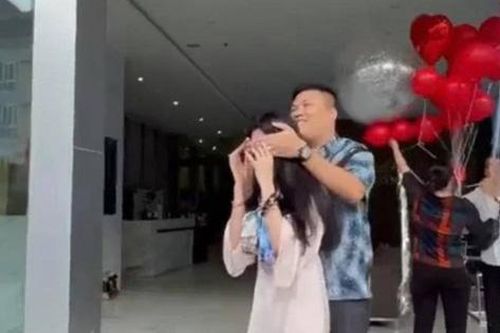 Vừa ăn hỏi xong chú rể đã 'chơi lớn' tặng quà hơn 5 tỷ, song cô dâu tiết lộ con số thật sự còn hơn thế khiến ai cũng 'choáng váng'
