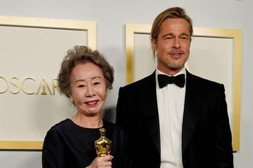 Nữ diễn viên gạo cội người Hàn giành Oscar, lên nhận giải không quên 'tán tỉnh' Brad Pitt