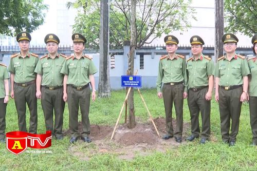 Cụm thi đua số 5 - CATP Hà Nội trồng cây đời đời nhớ ơn Chủ tịch Hồ Chí Minh