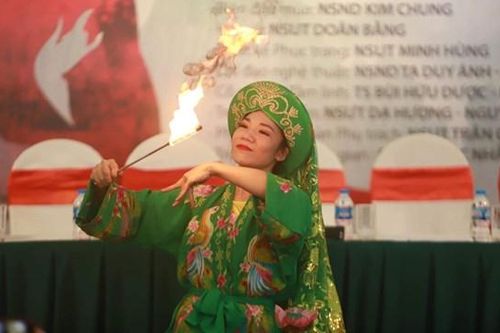 Xiếc 'bắt tay' cải lương tái hiện hình tượng Thánh Mẫu