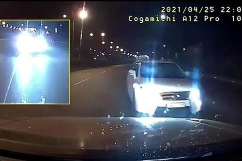 Đi ngược chiều trên cao tốc, tài xế xe Lexus vẫn cố tình bật đèn pha