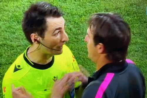 Trọng tài La Liga gọi cầu thủ vào sân đá lại sau khi hết trận