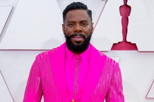 Nam diễn viên mặc suit đính 4.500 viên pha lê tại Oscar 2021