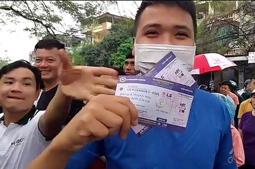 Người hâm mộ đội mưa chờ mua vé trận Thanh Hóa - HAGL