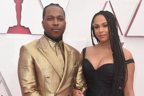 Bộ vest mạ vàng 24K ở Oscar 2021