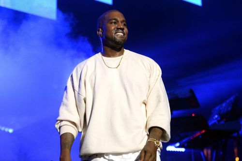 Kanye West ủy quyền cho Balenciaga thiết kế áo
