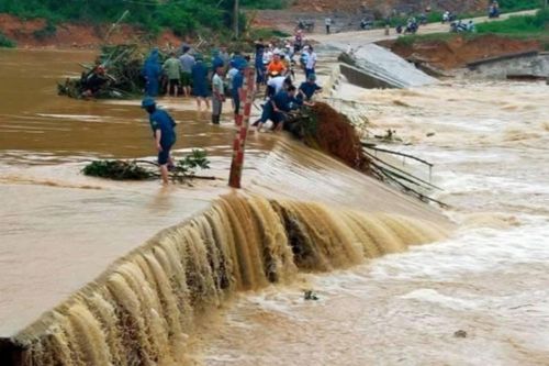 Di dời khẩn cấp 13 hộ dân có nguy cơ lũ quét