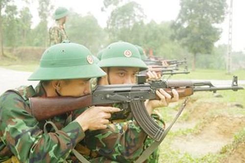 Chiến sĩ mới sôi nổi thi đua huấn luyện