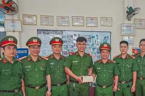 Giám đốc Công an TP Đà Nẵng khen thưởng tổ cấp căn cước công dân 8 lần đạt mức thu nhận hồ sơ trong ngày cao nhất