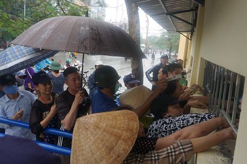 CĐV Thanh Hóa đội mưa xếp hàng mua vé xem đội nhà đấu HAGL