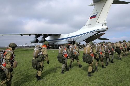 Ảnh ấn tượng tuần (19-25/4): Tang tóc Covid-19 ở Ấn Độ, Nga-Ukraine giảm nhiệt, nóng vụ Navalny và thảm họa chìm tàu Indonesia