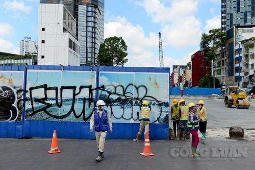 Tháo rào chắn metro sau 7 năm án ngữ bên phố đi bộ Sài Gòn