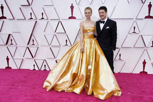 Những trang phục ấn tượng của sao trên thảm đỏ Oscar 2021