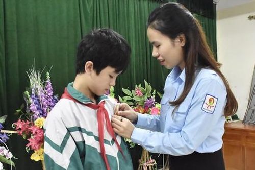 Nam sinh lớp 9 được trao Huy hiệu 'Tuổi trẻ dũng cảm' vì cứu 2 em nhỏ thoát chết