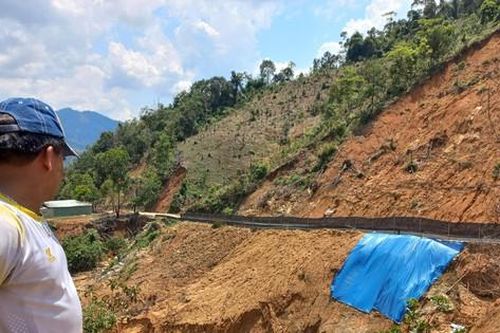 Dân vùng sạt lở nơm nớp lo nhà sập vì nổ mìn làm vàng trái phép