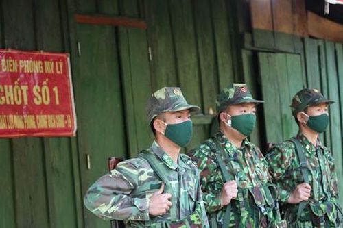 'Hàng rào sống' khép kín chống dịch nơi biên giới