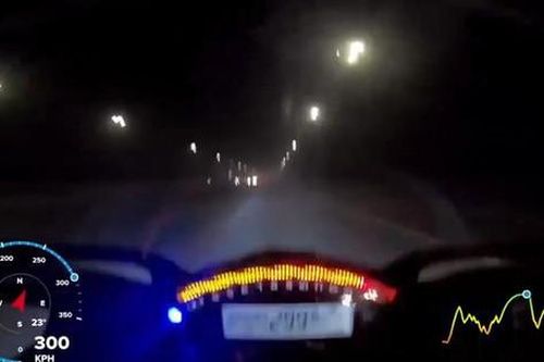 Nam thanh niên phóng xe phân khối lớn 300 km/h trên phố Hà Nội