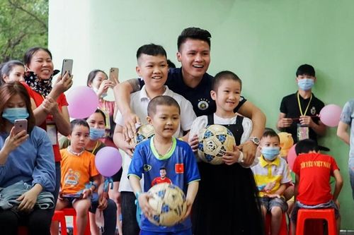 Xem Quang Hải, Văn Hậu so tài kịch tính trong trận đấu chưa từng có