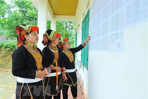 Niềm tự hào và trách nhiệm công dân khi cầm trên tay lá phiếu bầu cử