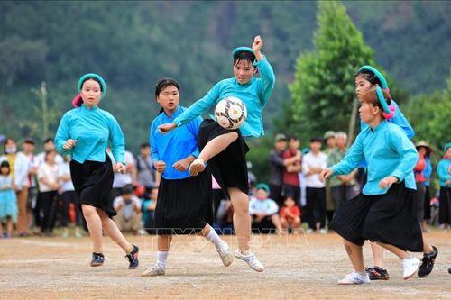 Về Bình Liêu xem các cô gái dân tộc Sán Chỉ mặc váy đá bóng