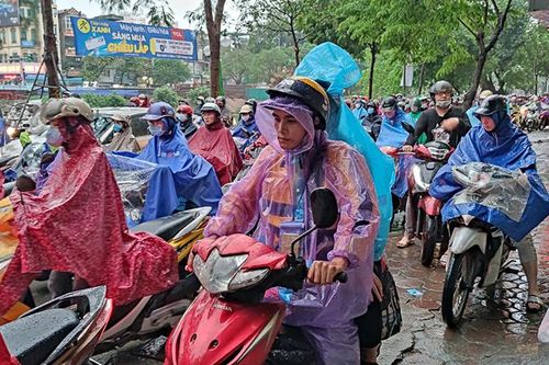 Hà Nội: Mưa lớn đầu giờ sáng gây ùn tắc nhiều tuyến đường