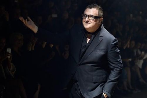 Nhà tạo mẫu nổi tiếng Alber Elbaz qua đời do mắc COVID-19