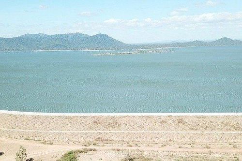 Ruộng đồng 'khát khô' bên đập thủy lợi 3.000 tỷ đồng