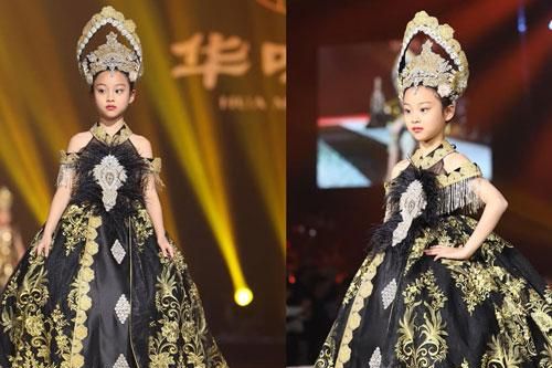 Con gái Lý Tiểu Lộ sải bước cực thần thái trên sàn catwalk, mẫu nhí 9 tuổi khiến cư dân mạng trầm trồ