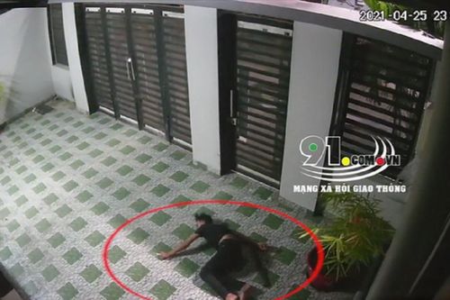 Kinh hãi khoảnh khắc người đàn ông rơi từ tầng thượng xuống sân nhà hàng xóm, nằm bất động