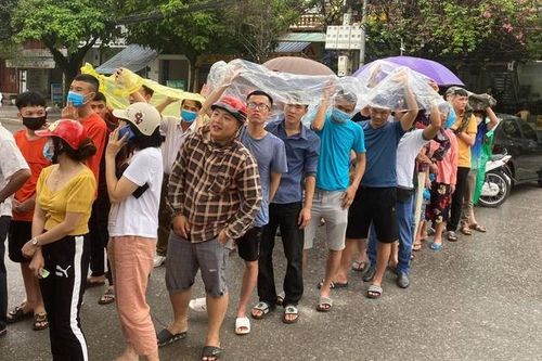 Vì yêu CLB HAGL, người hâm mộ bỏ việc, đội mưa để mua vé