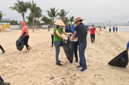 TP. Hạ Long dọn sạch rác thải trên bãi biển trước dịp nghỉ lễ