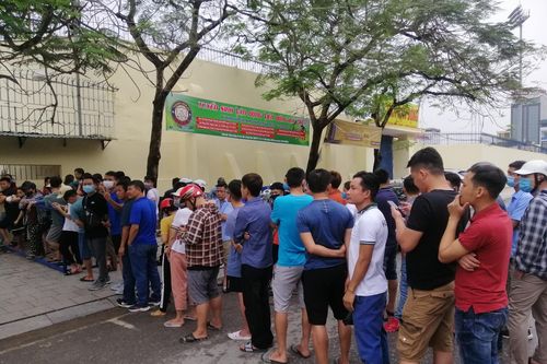 Khán giả xếp hàng mua vé trận Đông Á Thanh Hóa - Hoàng Anh Gia Lai