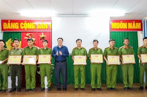 Công an huyện Châu Thành được khen thưởng trong công tác thu nhận hồ sơ cấp căn cước công dân gắn chíp điện tử