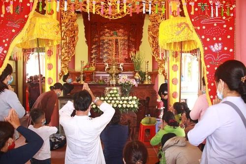 Đông đảo du khách trong và ngoài tỉnh tham quan, cúng viếng tại lễ vía Bà Chúa xứ năm 2021