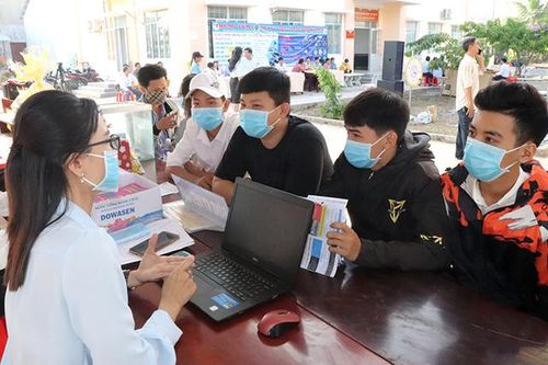 400 học sinh THPT và người lao động được tư vấn nghề, việc làm