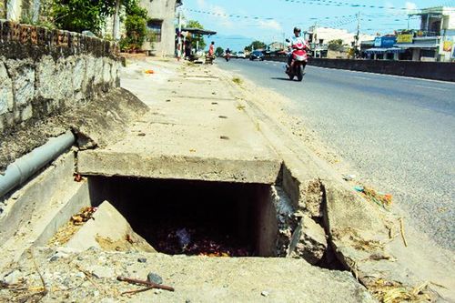 Hố cạnh quốc lộ