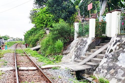 Lộ trình xóa lối đi tự mở đường ngang giao với đường sắt: Khó thực hiện
