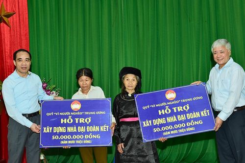 Đoàn công tác Ủy ban Trung ương MTTQ Việt Nam tặng quà, trao hỗ trợ làm nhà ở cho hộ nghèo xã Kiên Đài