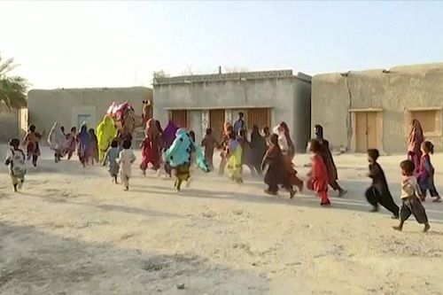 Thư viện lạc đà cho trẻ em vùng sa mạc Pakistan