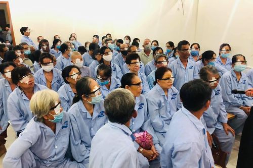 Phẫu thuật ghép thủy tinh thể cho 100 bệnh nhân khó khăn