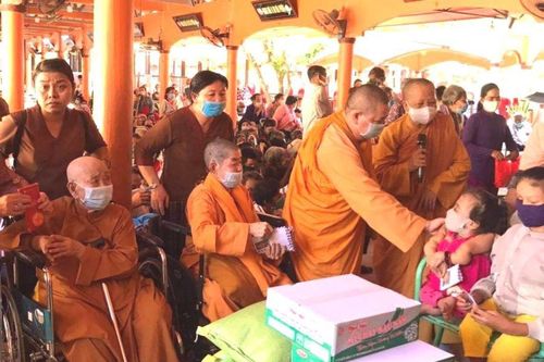 Tịnh xá Ngọc Diệp, Ngọc Đức tặng quà đến người mù, khuyết tật