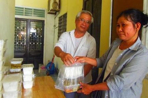 Thừa Thiên - Huế: Ấm lòng cơm chay thiện nguyện trao tận nhà