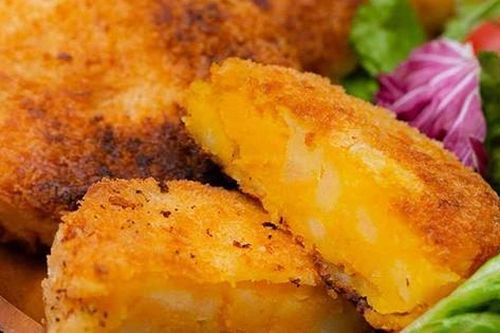 Cách làm bánh bí đỏ khoai tây chiên giòn